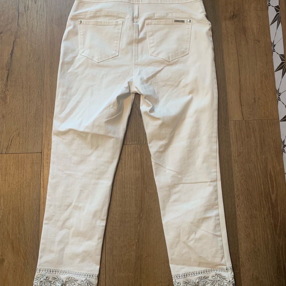 LUXE DENIM. White Pants with Embroidered Hem - Picture 7 of 10